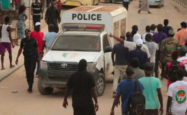 police - Sénégal- Le policier Pape Boubou Diop radié pour s'étre agenouillé devant Serigne Modou Kara à Louga.