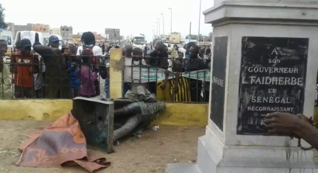 IMG 20200710 172958 1024x558 - Des activistes arrêtés à Saint-Louis pour avoir rebaptisé la statue Faidherbe au nom de Serigne Touba