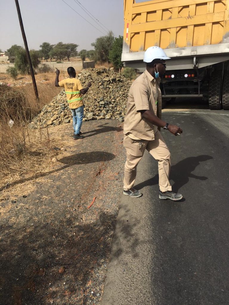 WhatsApp Image 2021 04 03 at 10.42.18 1 768x1024 - Sénégal- Khombole: Délabrement de la route nationale N3: Cheikh Ahmadou Bamba Faye refait les travaux.