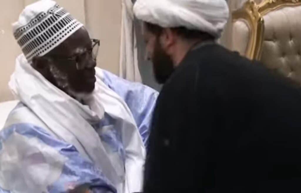 WhatsApp Image 2021 07 07 at 17.54.07 1024x657 - Touba: Vidéo- Une  Importante délégation de la fondation Imam Al-Khoei de Paris reçue par le Khalif Général des Mourides.