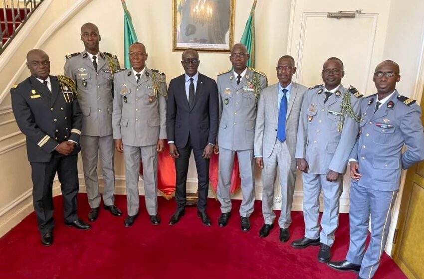 France- Armements: Les chefs des armées sénégalaises à Paris , le Cemga Cheikh Wade , reçues ce lundi par le chef des armées françaises , le Cemga français , le général Burkhad.