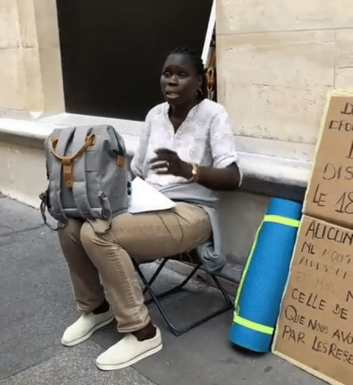 France – Paris : Mme Didier Badji en grève de la faim au pied du consulat général du Sénégal à Paris.