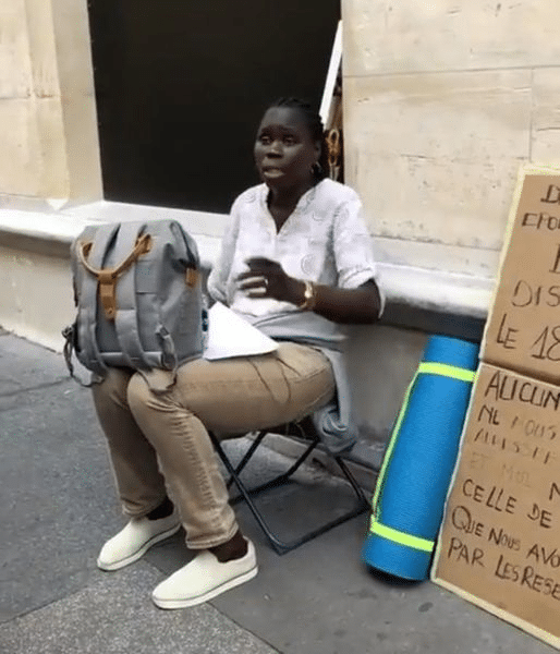 image 9 - France - Paris : Mme Didier Badji en grève de la faim au pied du consulat général du Sénégal à Paris.