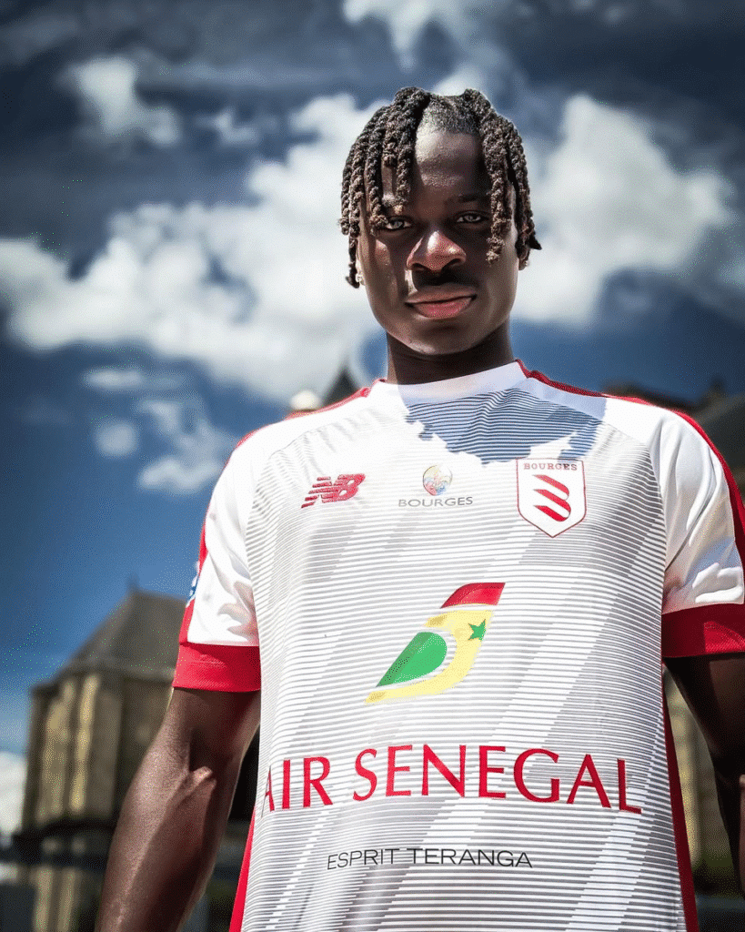 image 29 819x1024 - 🟢 FC Bourges de Sadio Mané : Air Sénégal devient sponsor officiel du club français
