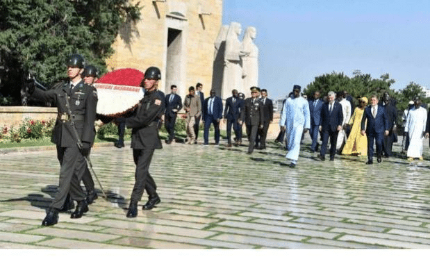 image 3 - En visite en Turquie : Ousmane SONKO rend hommage à Atatürk à Ankara