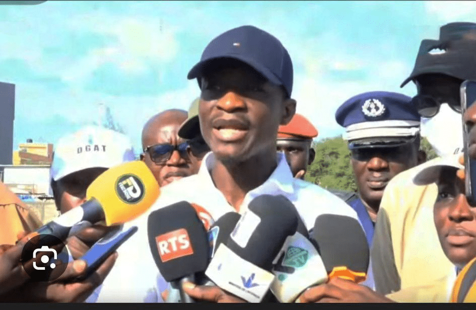 Sénégal - Le ministre de l'intérieur Maître Bamba Cissé sort la "chicotte " et nettoie Dakar des charriots, charrettes, pousse pousse et épaves encombrantes. image 3 - Sénégal - Le ministre de l'intérieur Maître Bamba Cissé sort la "chicotte " et nettoie Dakar des charriots, charrettes, pousse pousse et épaves encombrantes.