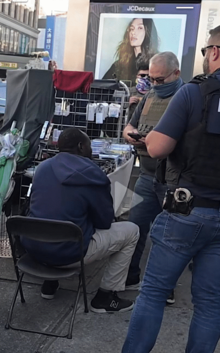 image 5 768x1232 - USA - New York — « Raid éclaire » sur la célèbre Canal Street, trois Sénégalais arrêtés par la police de l'immigration Ice.
