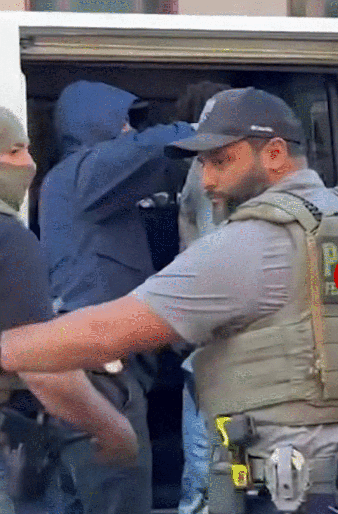 image 6 673x1024 - USA - New York — « Raid éclaire » sur la célèbre Canal Street, trois Sénégalais arrêtés par la police de l'immigration Ice.