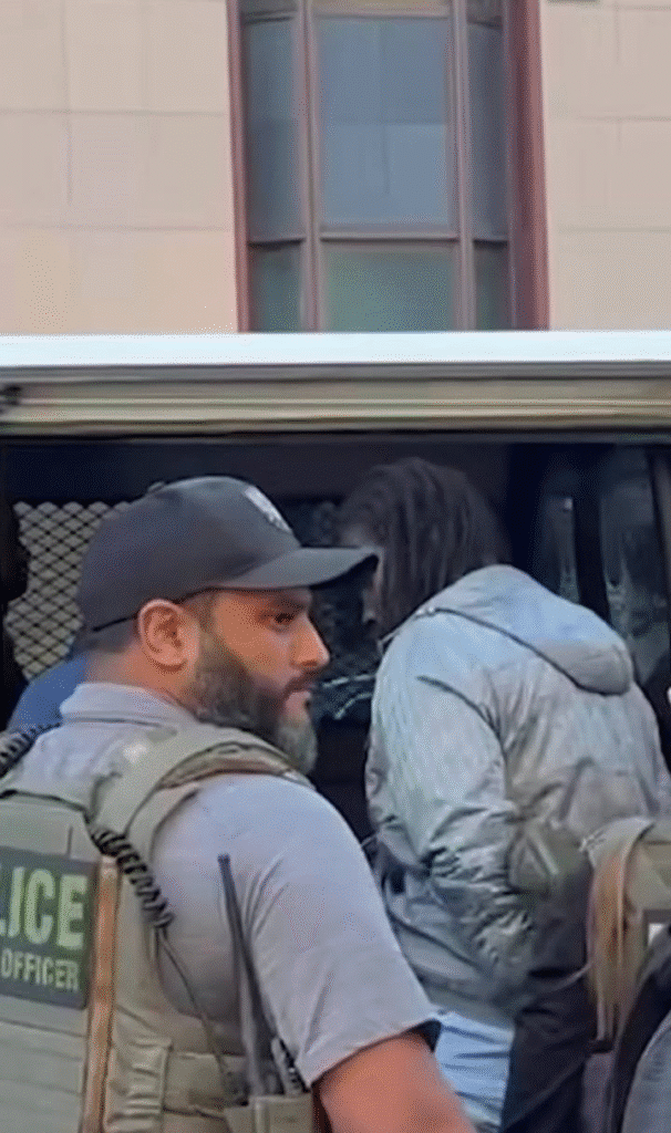 image 8 606x1024 - USA - New York — « Raid éclaire » sur la célèbre Canal Street, trois Sénégalais arrêtés par la police de l'immigration Ice.