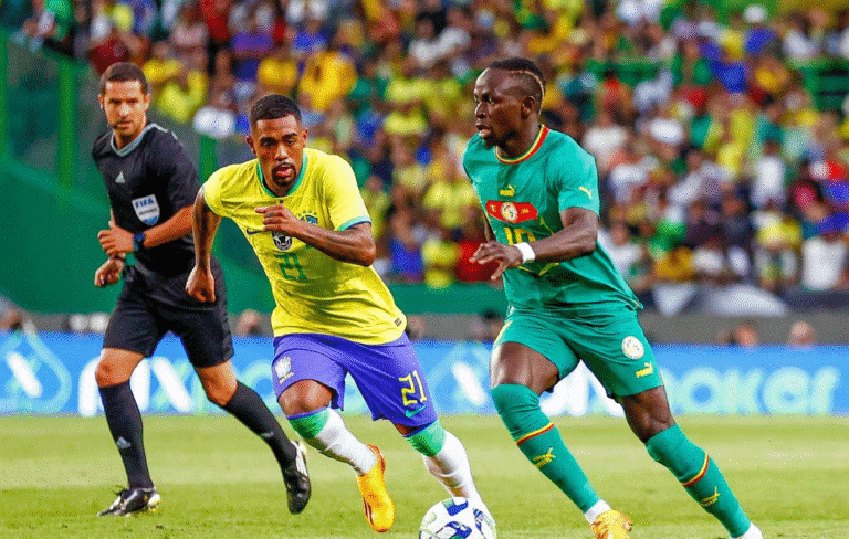Le Sénégal et le Brésil se retrouvent ce samedi à Londres pour un match amical qui, malgré son étiquette, s’annonce particulièrement intense. Après le nul de 2019 (1-1) et la victoire des Lions en 2023 (4-2), cette nouvelle confrontation intervient dans un contexte où les deux sélections, déjà qualifiées pour la Coupe du monde 2026, cherchent à maintenir leur dynamique et à affiner leurs ambitions. image 768x488 - Le Sénégal et le Brésil se retrouvent ce samedi à Londres pour un match amical qui, malgré son étiquette, s’annonce particulièrement intense. Après le nul de 2019 (1-1) et la victoire des Lions en 2023 (4-2), cette nouvelle confrontation intervient dans un contexte où les deux sélections, déjà qualifiées pour la Coupe du monde 2026, cherchent à maintenir leur dynamique et à affiner leurs ambitions.