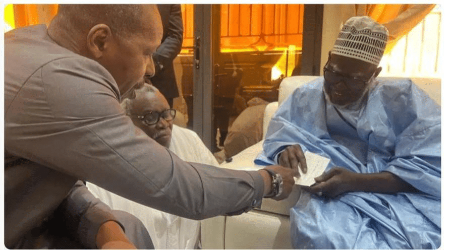 image 10 - Sénégal - Touba Mbacké : Rénovation grande mosquée de Touba : Cheikh Amar frappe fort : un chèque de 500 MILLIONS FCFA au Khalife pour accélérer les travaux de la Grande Mosquée !