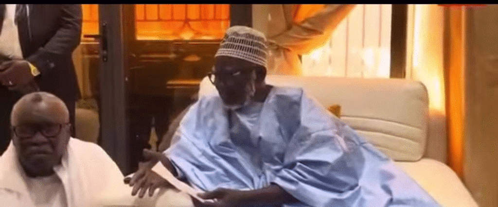 image 11 1024x426 - Sénégal - Touba Mbacké : Rénovation grande mosquée de Touba : Cheikh Amar frappe fort : un chèque de 500 MILLIONS FCFA au Khalife pour accélérer les travaux de la Grande Mosquée !