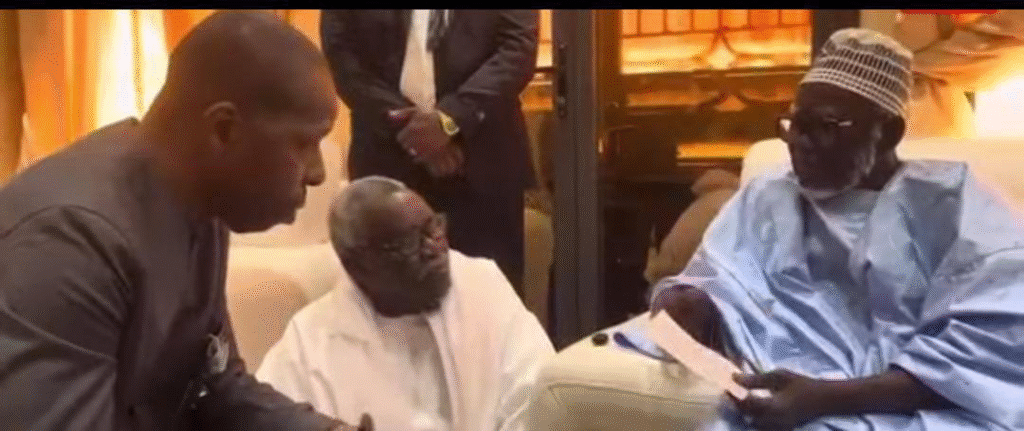 image 12 1024x431 - Sénégal - Touba Mbacké : Rénovation grande mosquée de Touba : Cheikh Amar frappe fort : un chèque de 500 MILLIONS FCFA au Khalife pour accélérer les travaux de la Grande Mosquée !